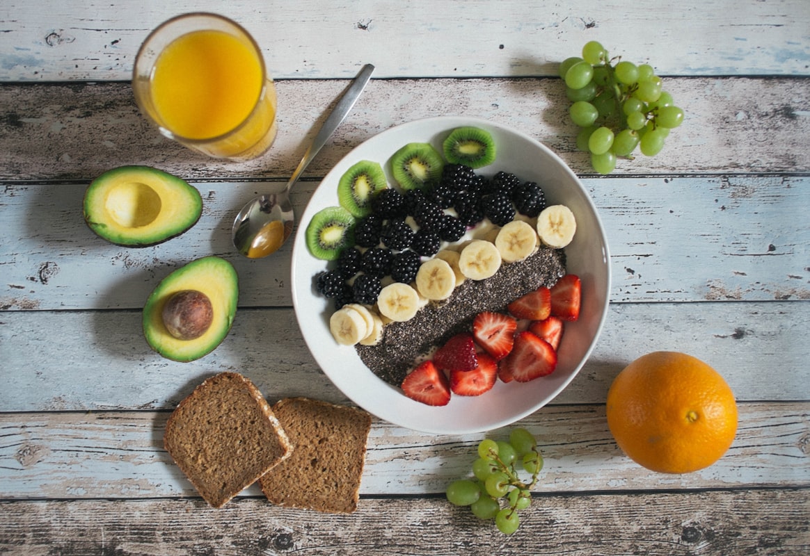 Salade vitaminée avec légumes frais et protéines