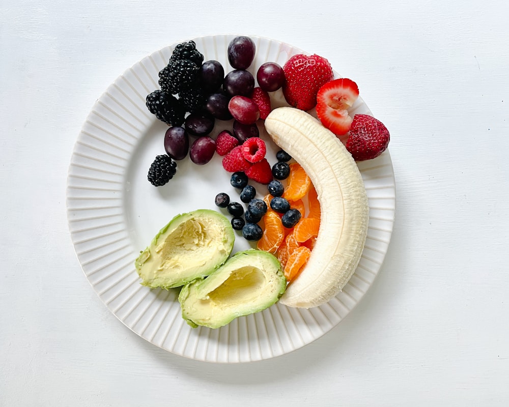Smoothie bowl avec fruits, granola et noix