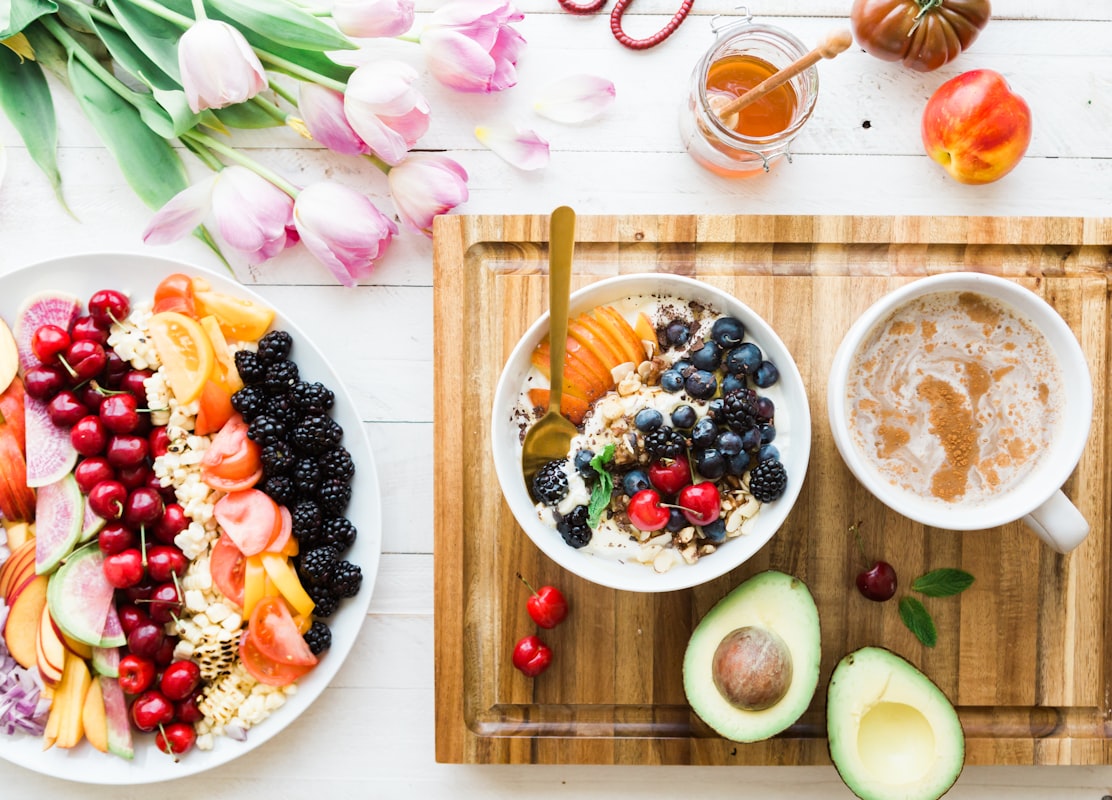 Snacks sains : barres de noix et fruits